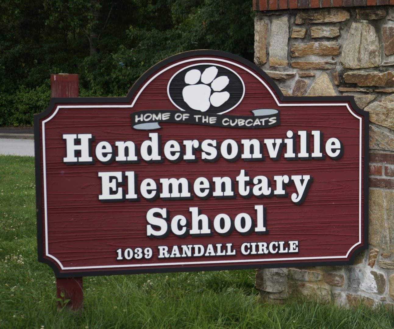 Photo of Hendersonville Elementary exterior
